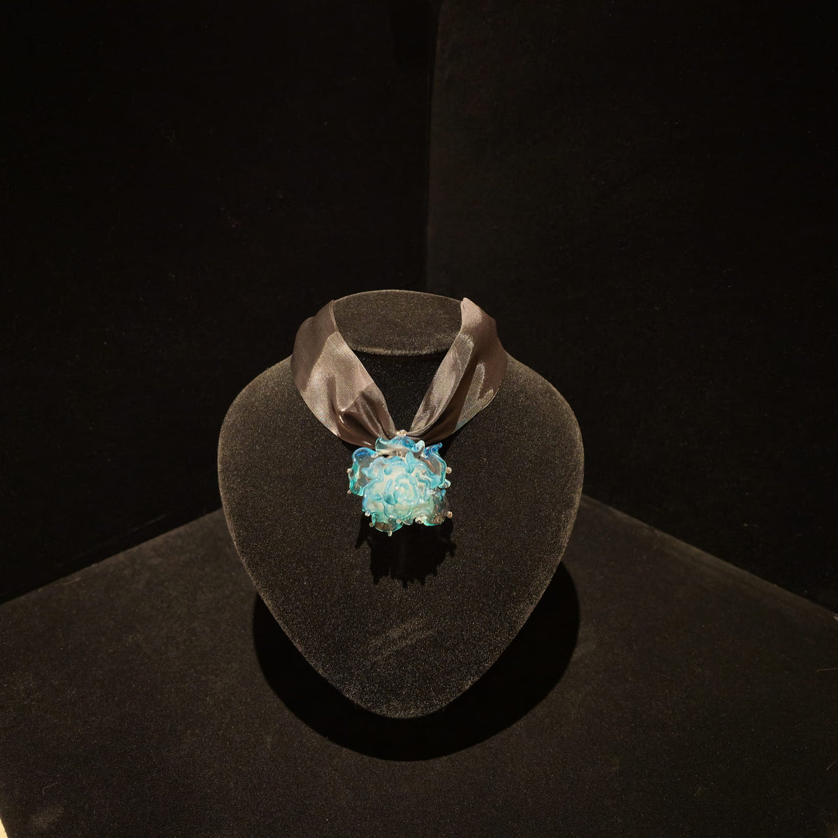 REALONETARA Ocean Free Blue Rose flower Liuli necklace displayed on a black jewelry bust.