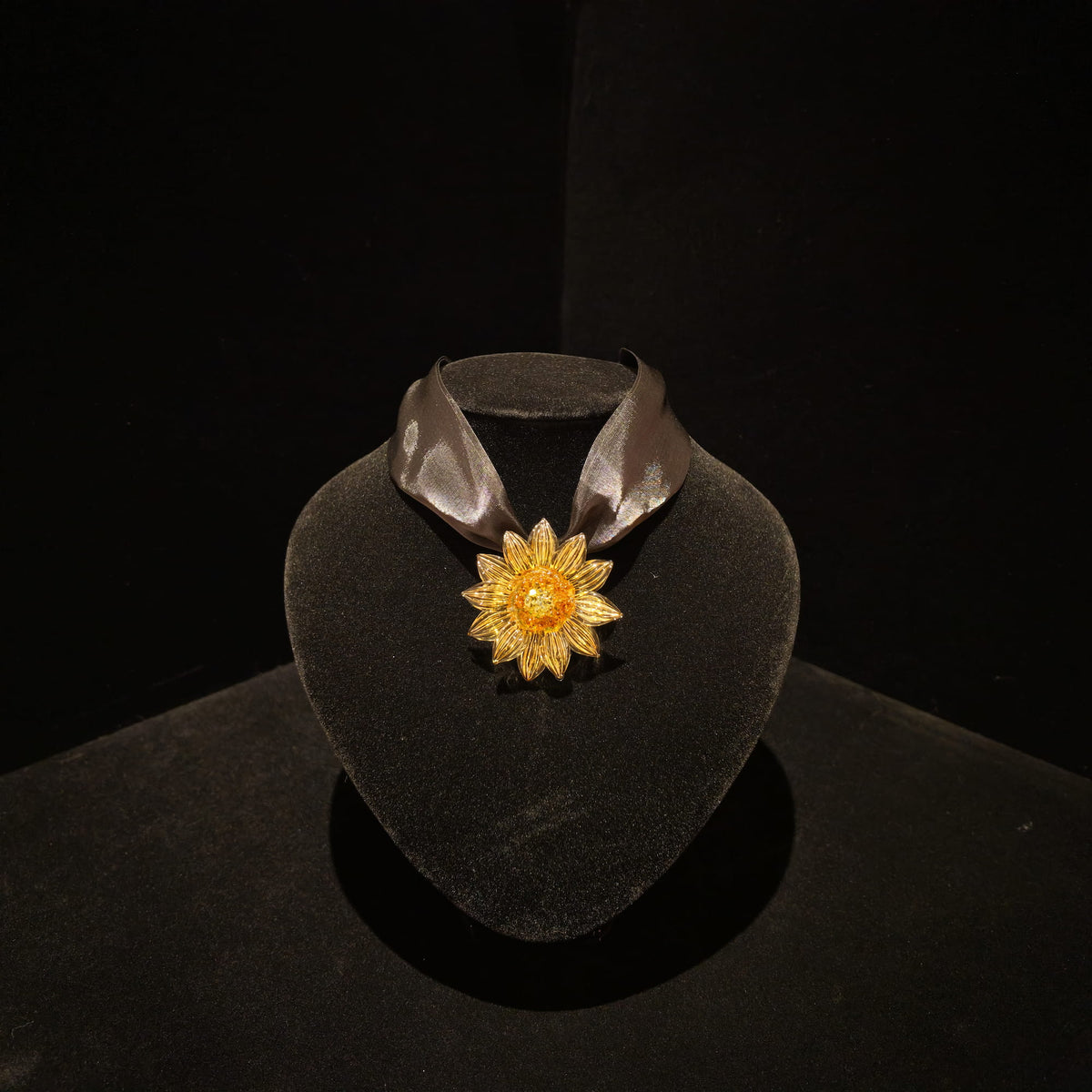 REALONETARA Youth Story Sunflower Liuli flower necklace displayed on a black jewelry bust.